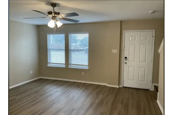 $1300 : Low income single family house image 1