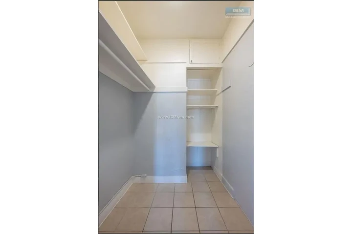 $1195 : 43rd Place Apartments image 5