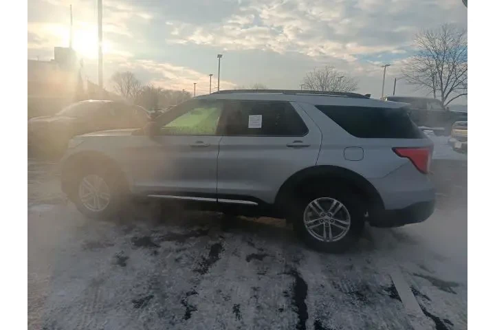 $32000 : Ford Explorer 2023 AWD XLT 4 image 9