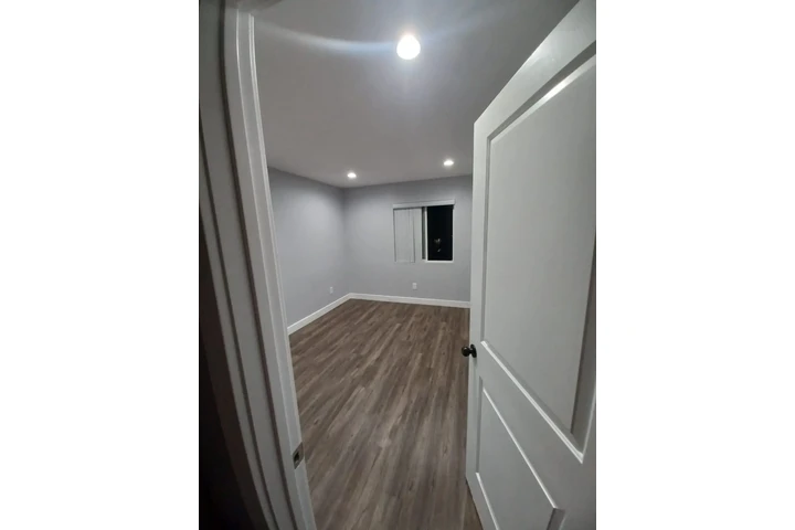 $900 : Se renta recamara image 2