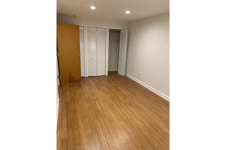 $2850 : Maspeth 2 Dorm/Yarda Bonito image 9