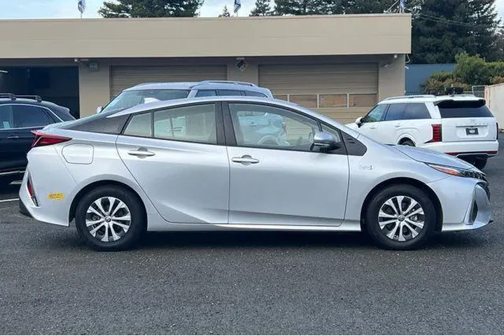 $26690 : Toyota Prius Prime 2022 LE 4 image 3