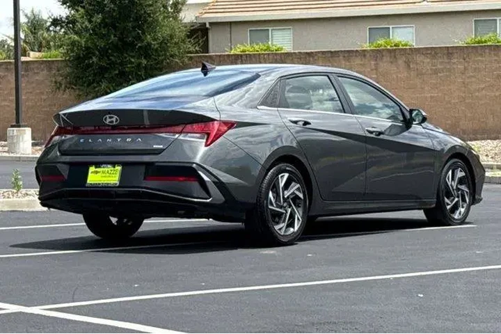$24983 : Hyundai ELANTRA Hybrid 2025 image 6
