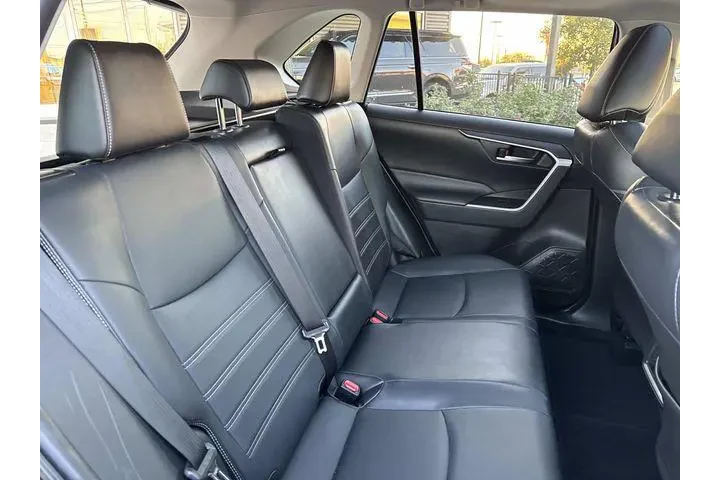 $24880 : Toyota RAV4 2021 XLE Premium image 10