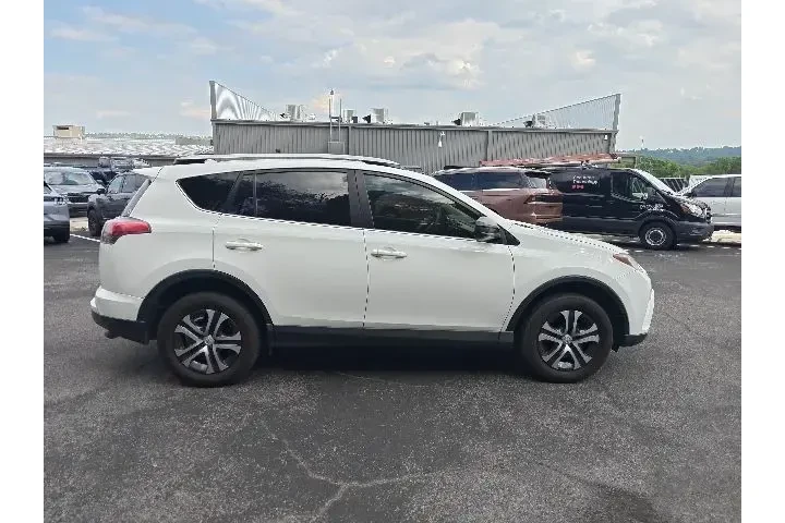 $15690 : Toyota RAV4 2018 LE 4dr SUV image 2
