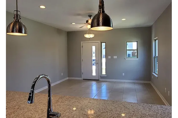 $1530 : HOUSE FOR RENT IN BROWNSVILLE image 6