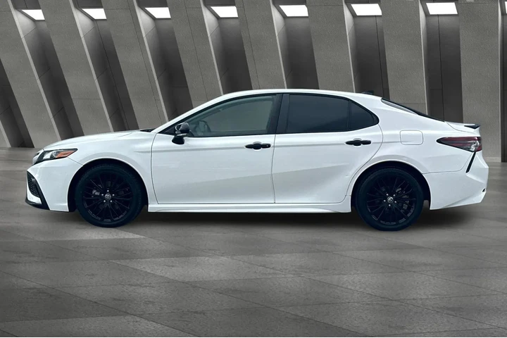 $24000 : Toyota Camry 2022 SE Nightsh image 8