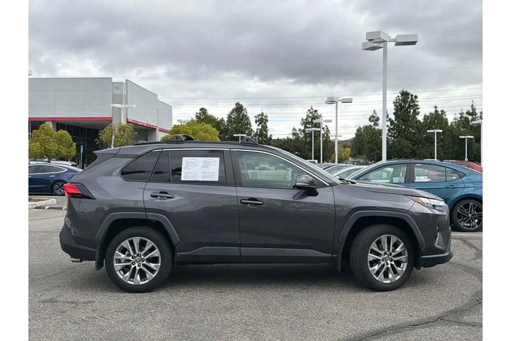 $34470 : Toyota RAV4 2023 XLE Premium image 3