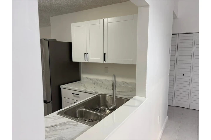 $980 : Recently renovated 3 Bed 2 bat image 8