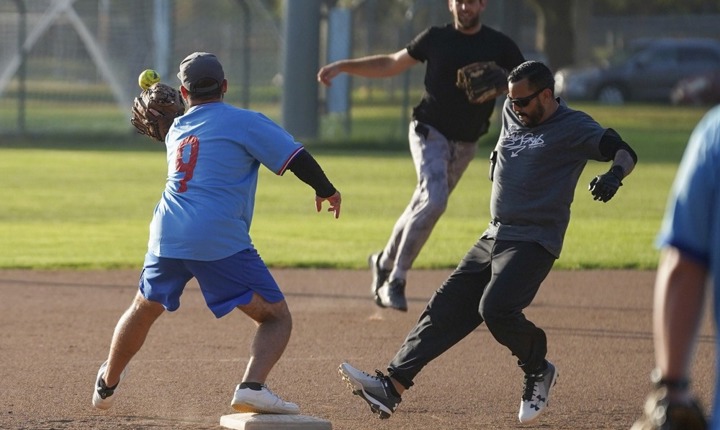 Personas jugando softball