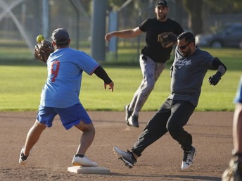 Personas jugando softball