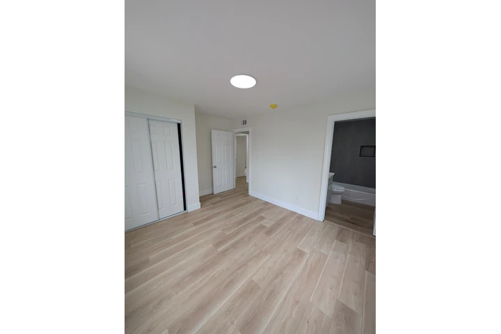 $3800 : 629 E 83rd St 90001 disponible image 5