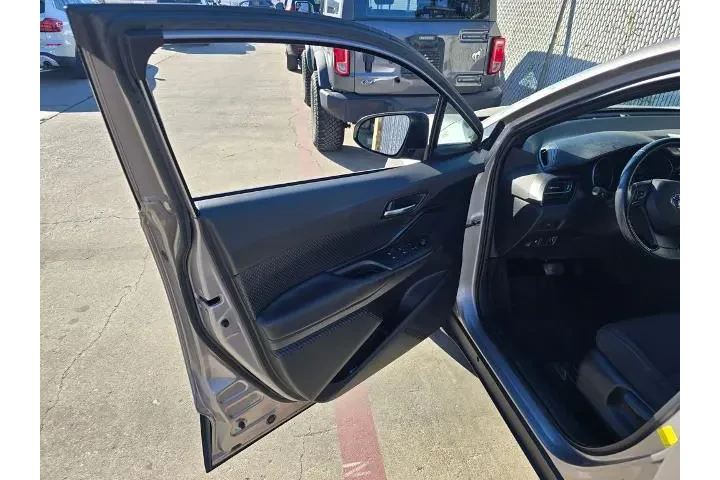 $19500 : Toyota C-HR 2018 XLE 4dr Cro image 6