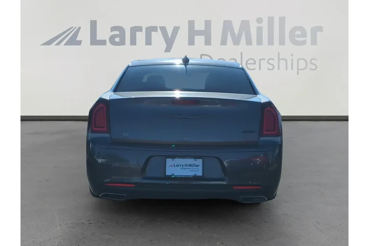 $26193 : Chrysler 300 2022 Touring 4d image 4