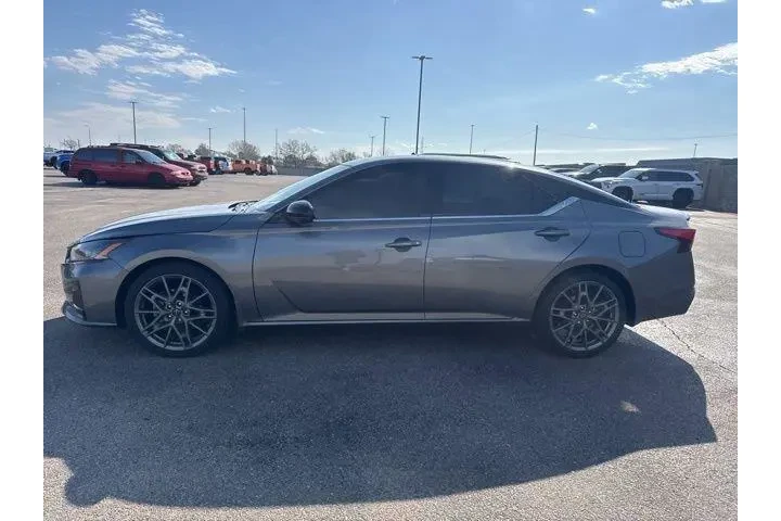$27982 : Nissan Altima 2023 2.0 SR 4d image 4