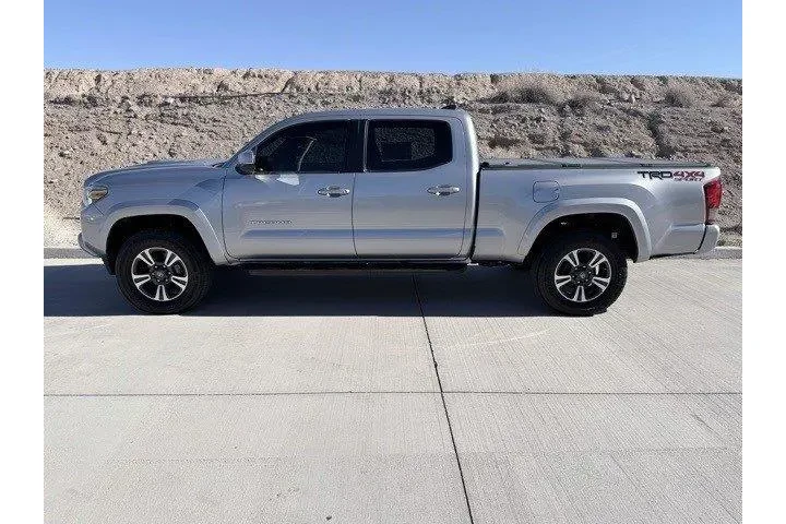 $28913 : Toyota Tacoma 2017 4x4 TRD O image 4