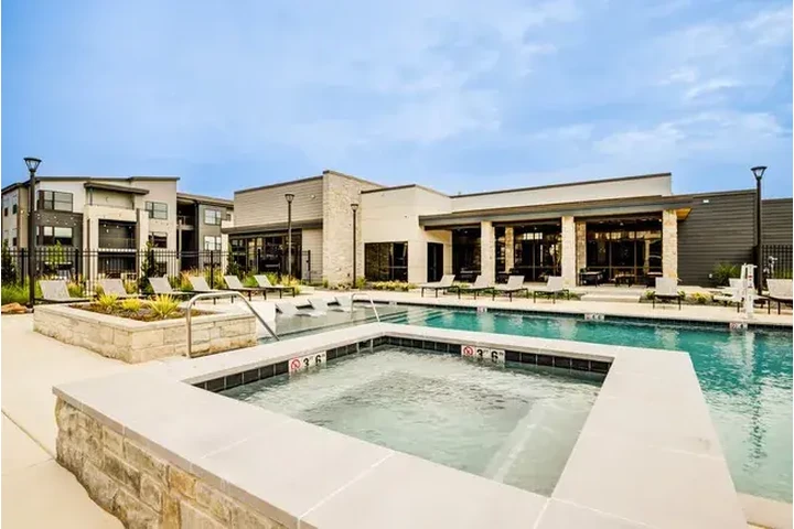 $800 : Ovation Apartments image 1