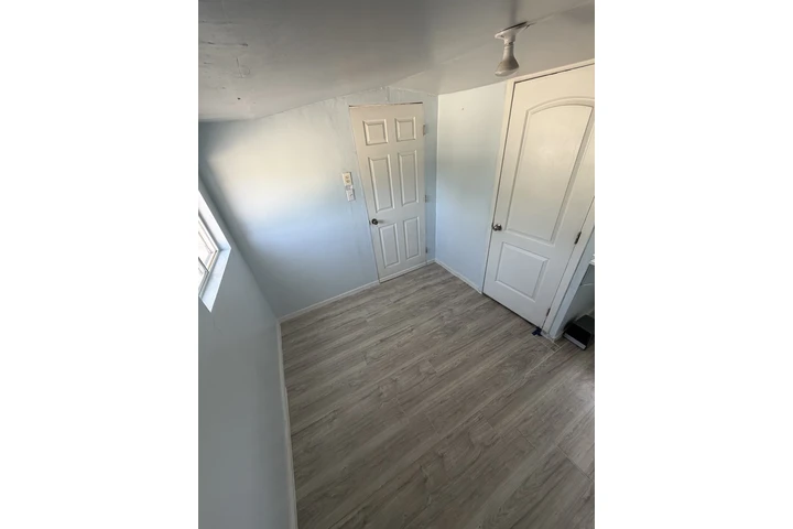 $650 : recamara con baño image 1