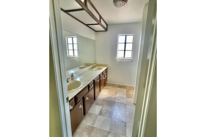 $2580 : 3bed and 2bath Korean town LA image 10