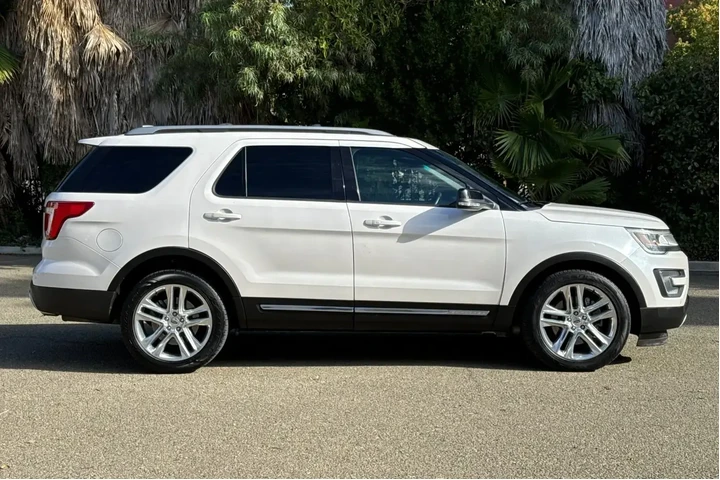 Ford Explorer 2017 XLT 4dr S image 2