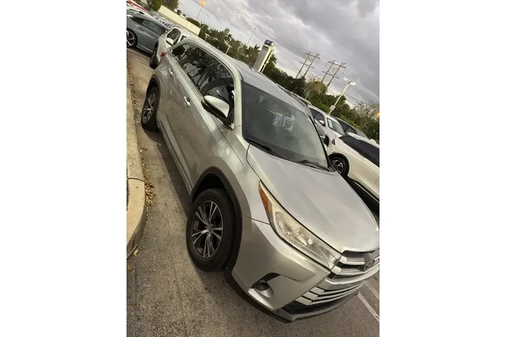 $13590 : Toyota Highlander 2018 LE 4d image 2