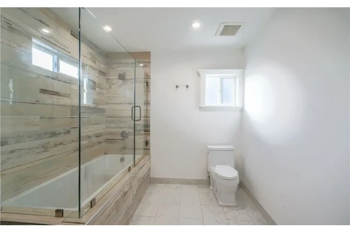 $2500 : 3 Bedrooms 2 Bath in South LA image 10