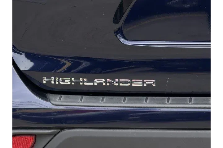 $35141 : Toyota Highlander 2023 LE 4d image 8