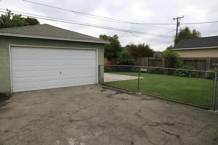$800 : charming HOME ..Lakewood, CA image 7