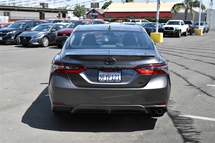 $25895 : Camry SE Sedan 4D image 7