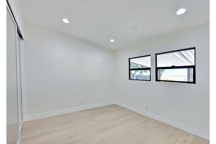 $2460 : 3 Bedroom Home in West Adams image 7