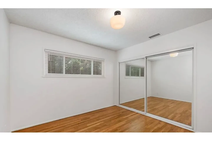 $2455 : 3 Bedroom in Vermont Ave, LA image 6
