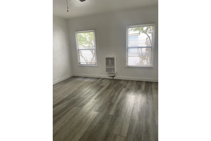 $1495 : 1316 KENMORE ST (SENCILLO XL) image 6