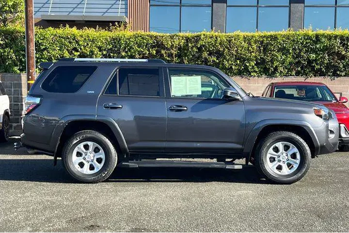 $33990 : Toyota 4Runner 2022 4x2 SR5 image 3