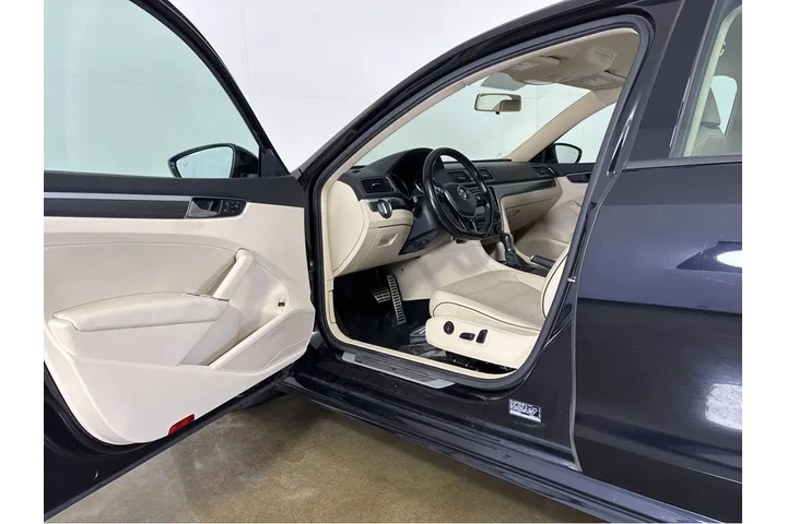 $14090 : 2018 Passat R-Line image 2