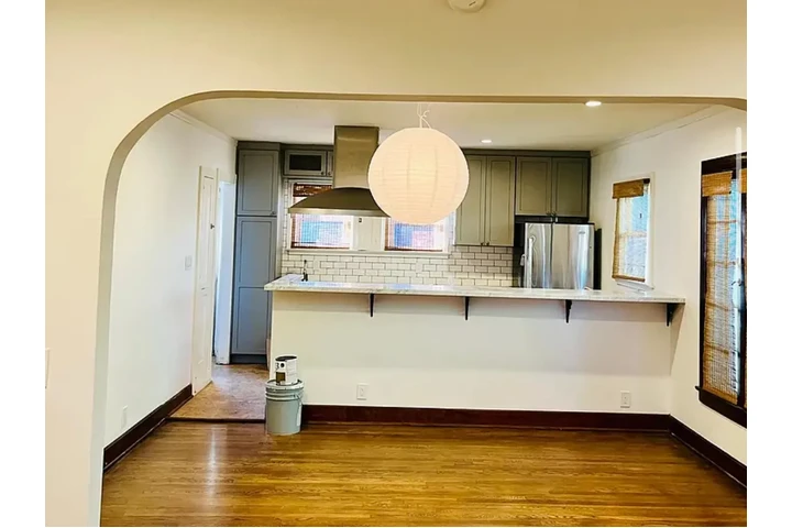 $1500 : Located in desirable Mid-City image 5