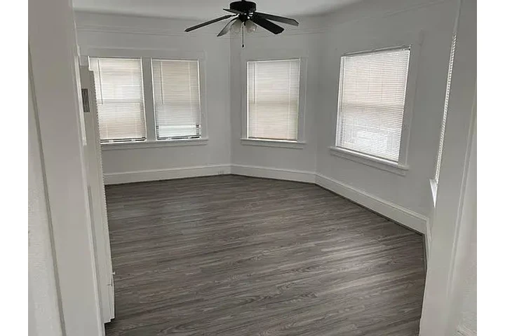 $1050 : Bell Gardens CA en buen estado image 4