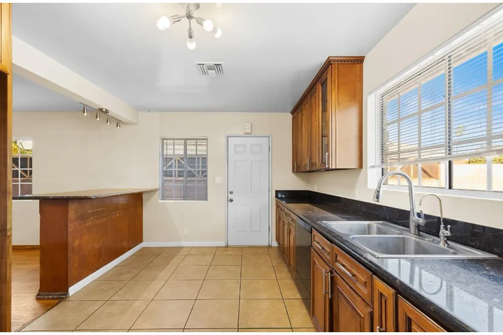$2500 : 3 Bed 2 Bath  W Adams Blvd, LA image 5