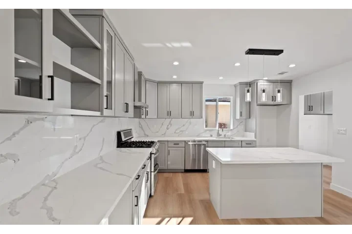 $2395 : 3Bed 2Bath House For in LA image 5