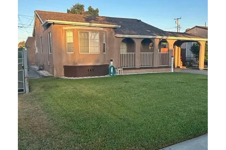 $2300 : Prime home in South Gate neigh image 1
