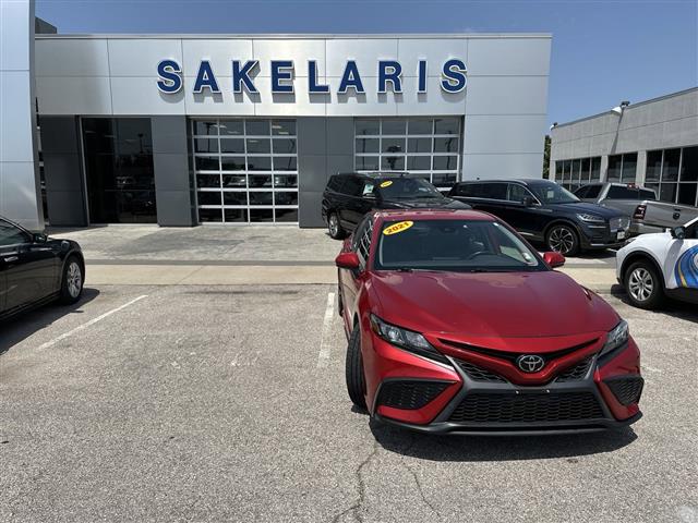 $23999 : 2021 Camry SE Sedan I-4 cyl image 1