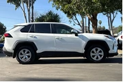 $25555 : Toyota RAV4 2023 LE 4dr SUV thumbnail