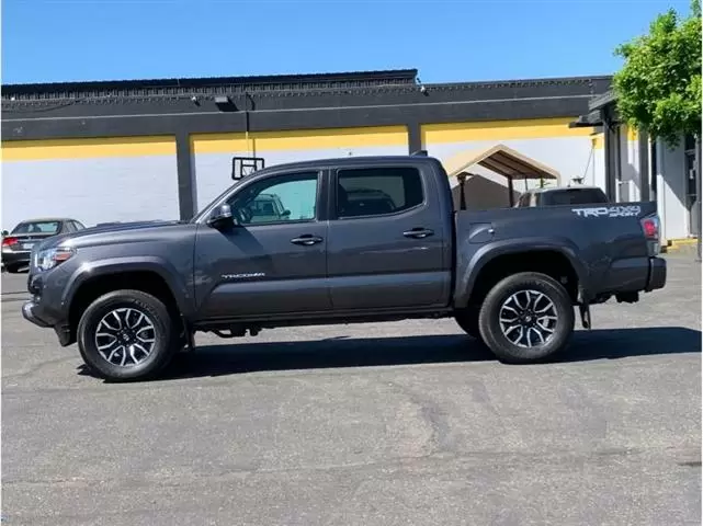 2020 Toyota Tacoma Double Cab image 1