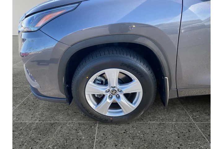 $38257 : Toyota Highlander 2024 AWD L image 8
