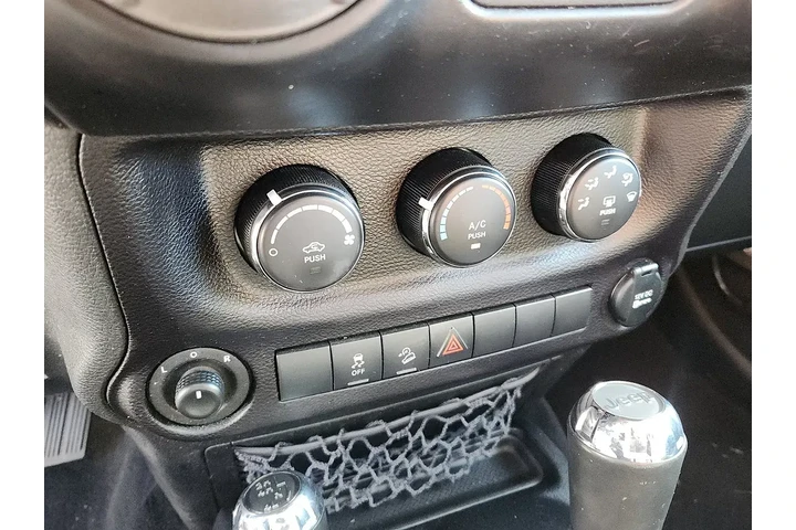 $17995 : Jeep Wrangler 2016 4x4 Sport image 9