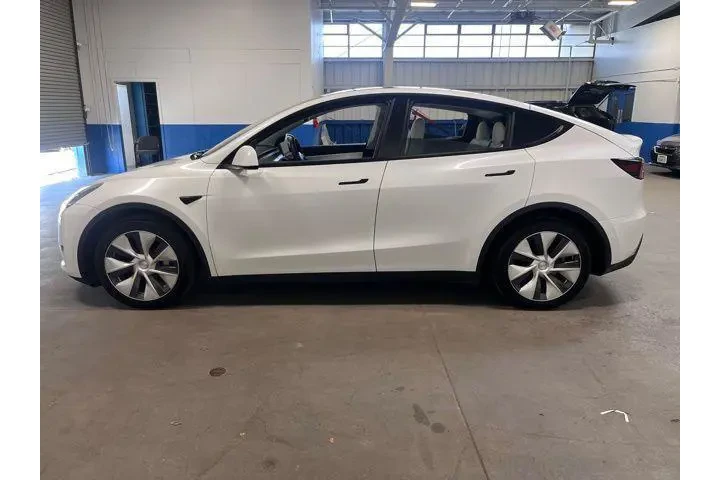 $29978 : Tesla Model Y 2021 AWD Long image 6