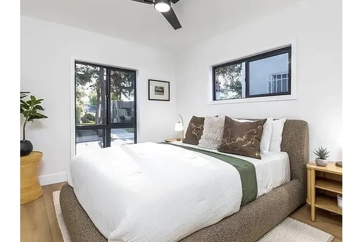 $2000 : FOR RENT: STUNNINGLY HOME image 7