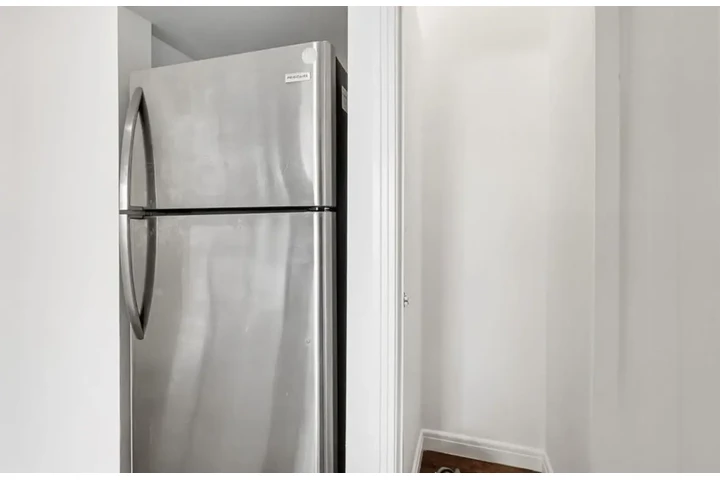 $1970 : 2 Bed 2 bath Apt W Pico Blvd image 6