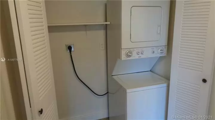 $235000 : Townhouse Fontainebleau Blvd image 4