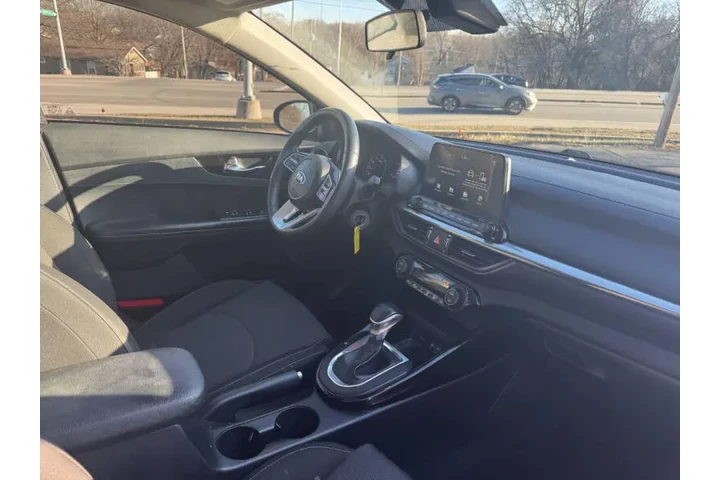 $7999 : 2019 Forte S image 10