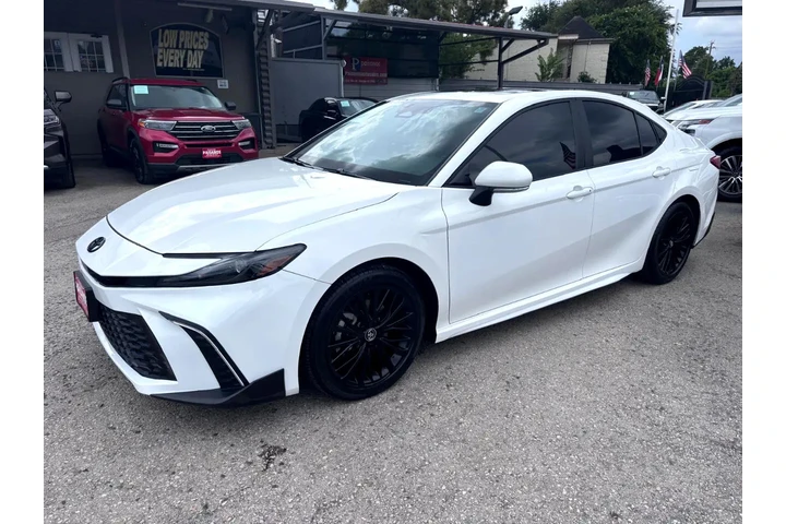 2025 Camry SE image 1